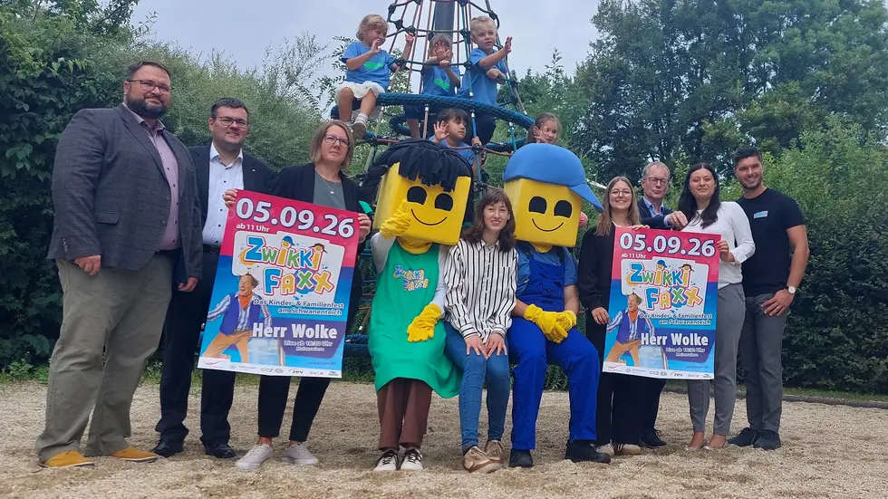 Orga-Chefin Sabina Kemnitzer inmitten der beiden Maskottchen Zwikki und Faxx. Und auch ein stabiler Sponsorenstamm hat wieder großen Anteil daran, dass das Fest wieder stattfinden kann.