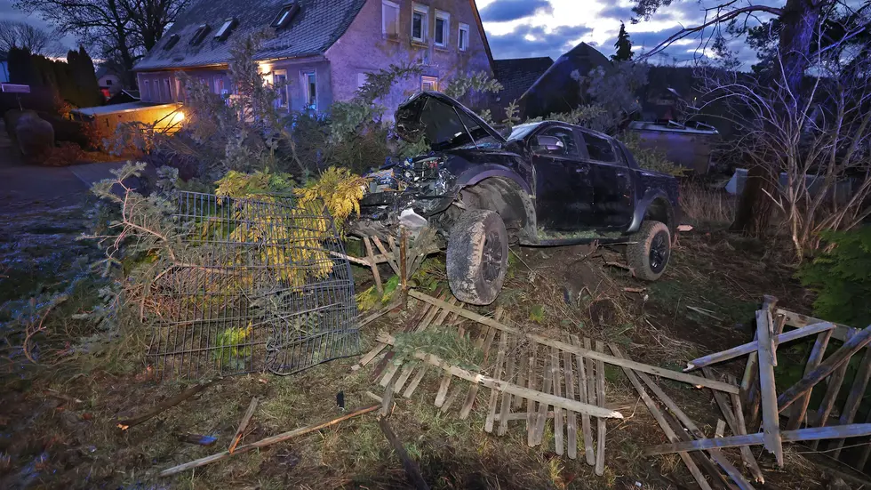 Der Wagen ist offenbar ungebremst durch den Zaun gekracht.