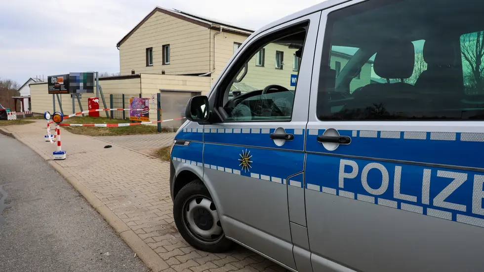 Der Tatort auf der Joseph-Haydn-Straße wurde mit Flatterband abgesperrt. 