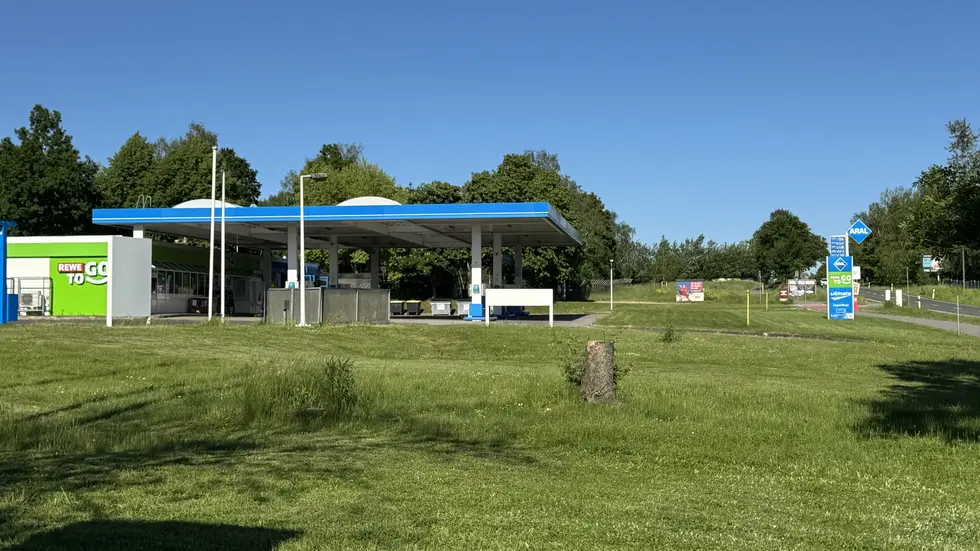 Die Aral-Tankstelle an der Äußeren Dresdner Straße soll abgerissen werden.
