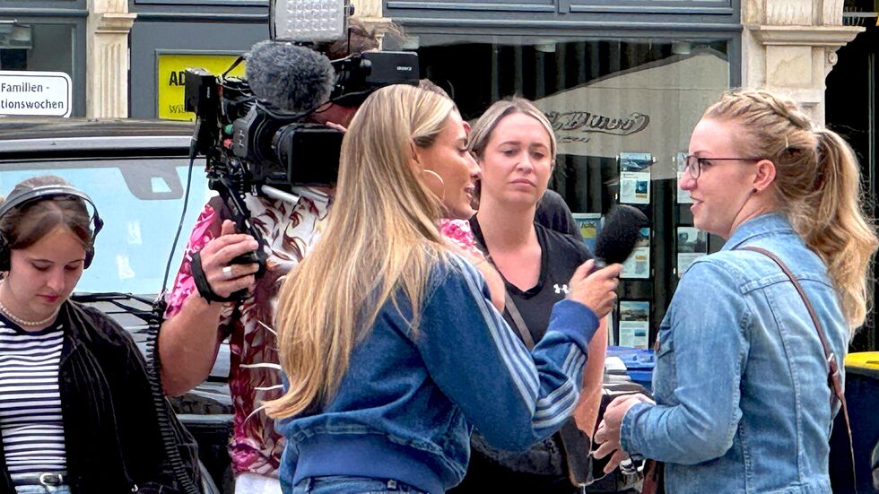 Sophia Thomalla interviewt eine Passantin auf dem Hauptmarkt Sophia Thomalla interviewt eine Passantin auf dem Hauptmarkt