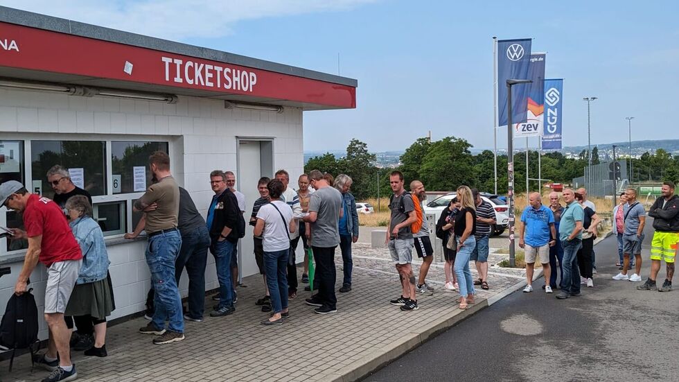Kurz nach 10 Uhr am Ticketschalter der GGZ Arena. 