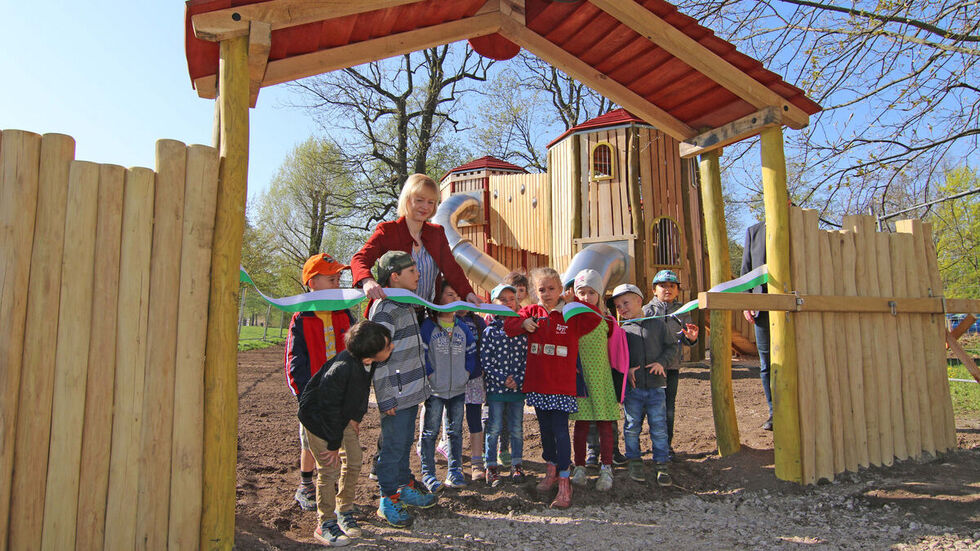 Baubürgermeisterin Kathrin Köhler hat mit Kita-Kindern den Spielplatz eröffnet. (c) Pressebüro Stadt Zwickau