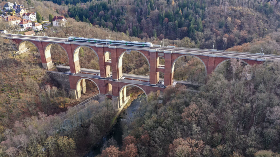 Elstertalbrücke nach Sanierung wieder ohne Gerüst Elstertalbrücke nach Sanierung wieder ohne Gerüst