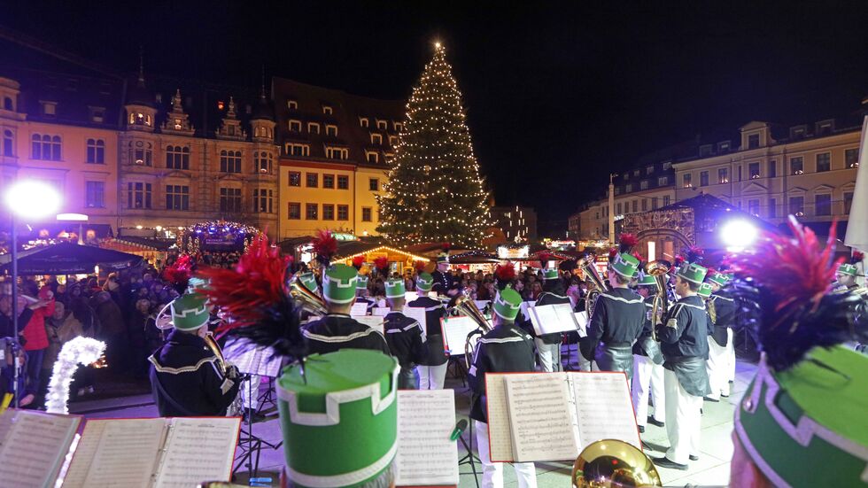 Traditionell spielte zum Abschluss des Weihnachtsmarktes das Jugendblasorchester.