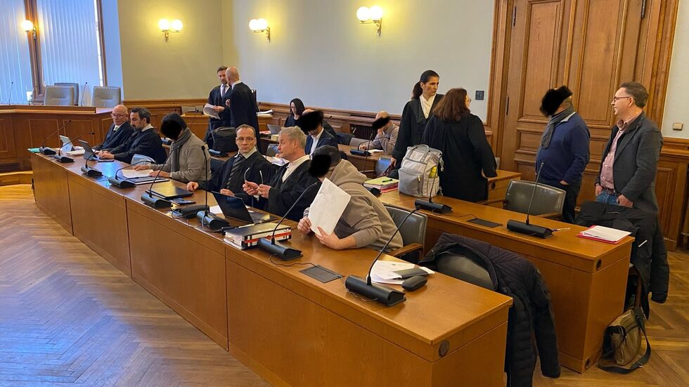 Es droht ein Mammutprozess: 15 Verhandlungstage sind angesetzt, für jeden der fünf Angeklagten sind zum Prozessauftakt Donnerstag je zwei Verteidiger und ein Dolmetscher gekommen. Es droht ein Mammutprozess: 15 Verhandlungstage sind angesetzt, für jeden der fünf Angeklagten sind zum Prozessauftakt Donnerstag je zwei Verteidiger und ein Dolmetscher gekommen.
