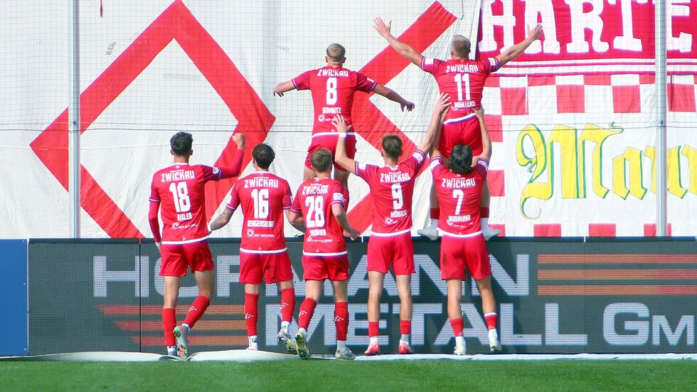 Theo Martens (11) beim Torjubel vor dem E-Block. 