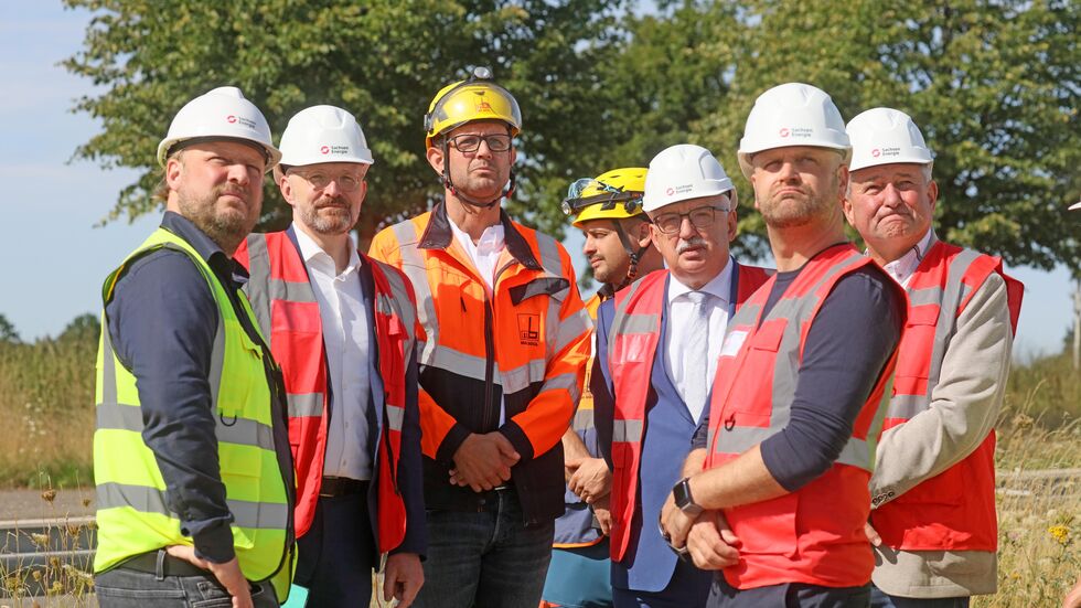 Staatssekretär Thomas Kralinski (2.v.l.) hat sich in Reinsdorf über den Bau des Windparks informiert. 