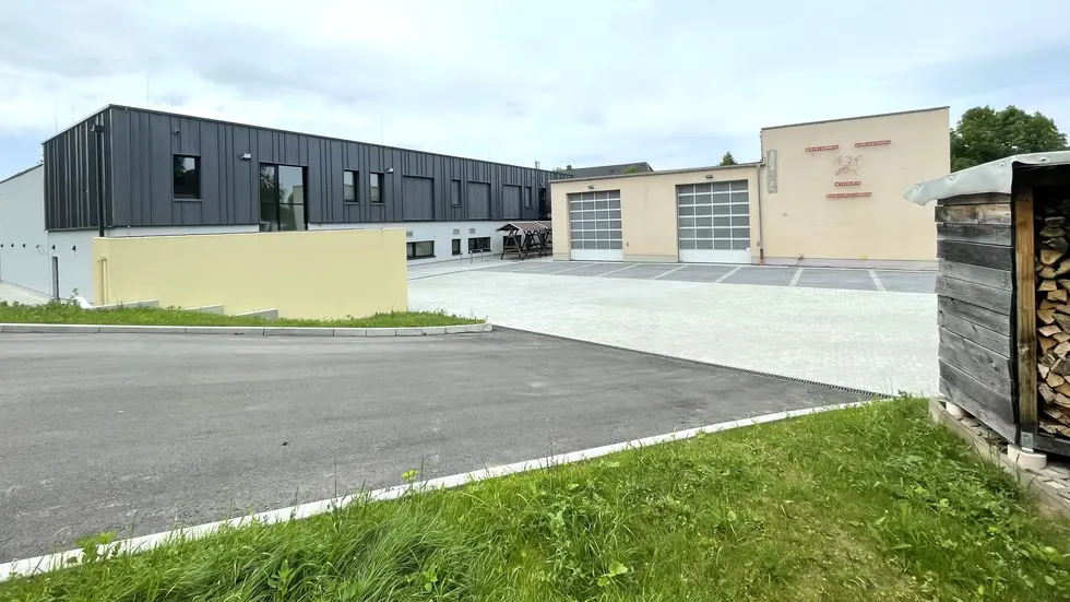 Über die neue Zufahrt von der August-Schlosser-Straße erreichen die Mitglieder FFW den Hof mit den Parkplätzen.