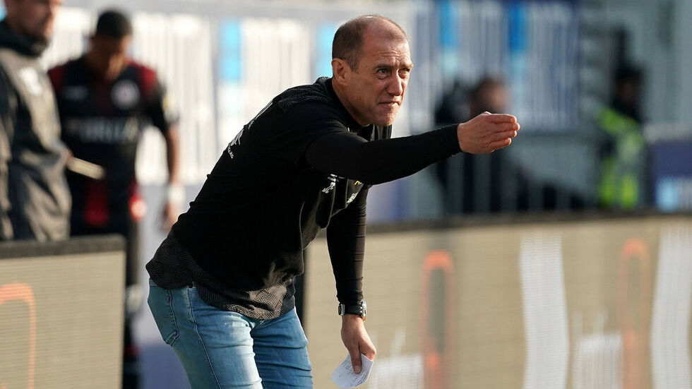 Trainer Joe Enochs zeigt seinen Jungs die Richtung vor. 