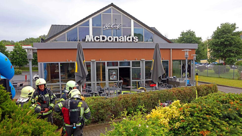 Der McDonald's kurz nach dem Brandanschlag am 16. Mai.