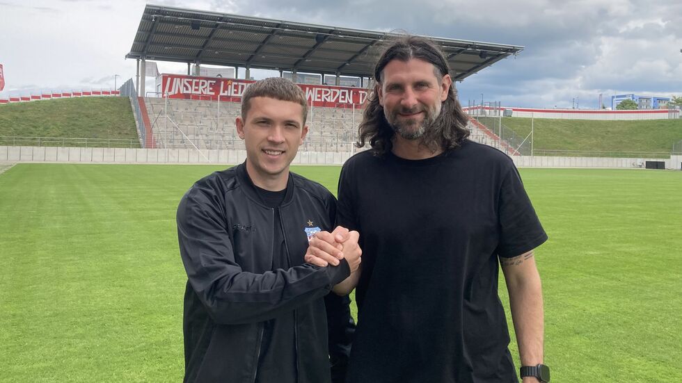 Nick Breitenbücher (li.) beim Handschlag mit Robin Lenk