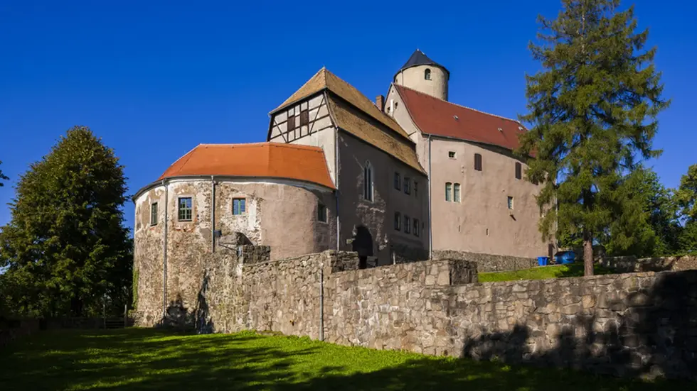 Die Burg Schönfels thront über dem Ort. Die Burg Schönfels thront über dem Ort.