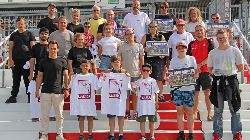 Bei der Übergabe der 26 Dauerkarten gab es viele glückliche Gesichter. Bei der Übergabe der 26 Dauerkarten gab es viele glückliche Gesichter.