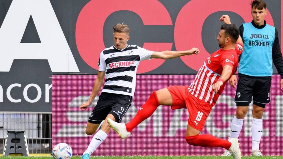 Davy Frick mit einer Krätsche gegen Nico Ochojski vom SC Verl: Ball getroffen!