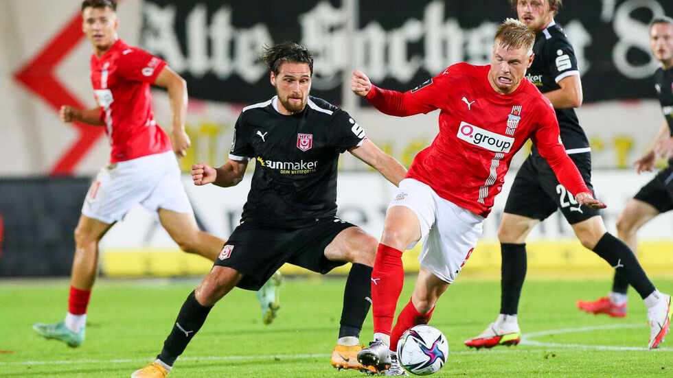 Lars Lokotsch - hier im Zweikampf mit Jonas Nietfeld vom Halleschen FC. 