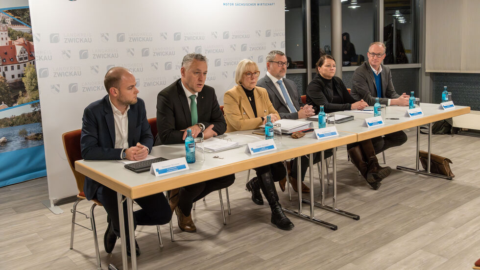 Pressekonferenz nach der Kreistagssitzung in Glauchau - Pressesprecher Sebastian Brückner, Landrat Carsten Michaelis, Vize-Landrätin Angelika Hölzel, PTK-Geschäftsführer Uwe Hantzsch, HBG-Geschäftsführerin Anke Herzig und RVK-Geschäftsführer Christian Wagner (v.l.n.r.) 
