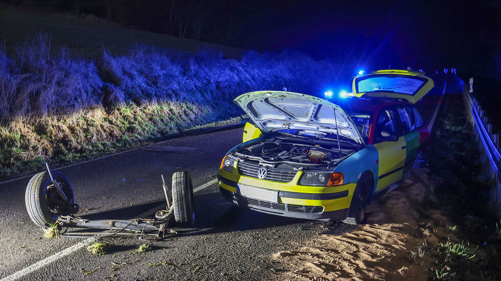 Der VW verlor bei dem Crash seine Hinterachse. Der VW verlor bei dem Crash seine Hinterachse.