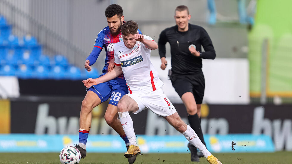 Uerdingens Dave Gnaase im Kampf um den Ball mit Leon Jensen
