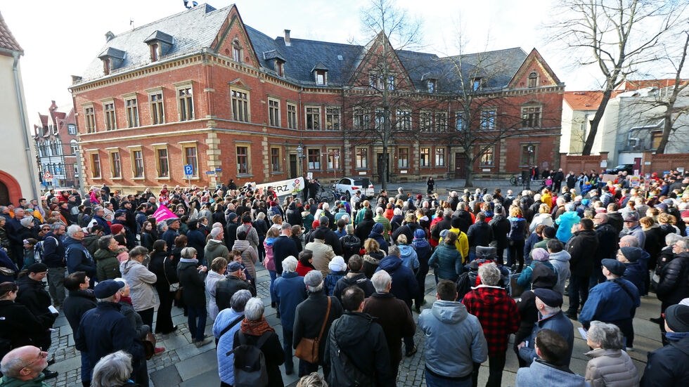 Rund 650 Menschen haben sich am Sonntagnachmittag auf dem Domhof versammelt. Rund 650 Menschen haben sich am Sonntagnachmittag auf dem Domhof versammelt.