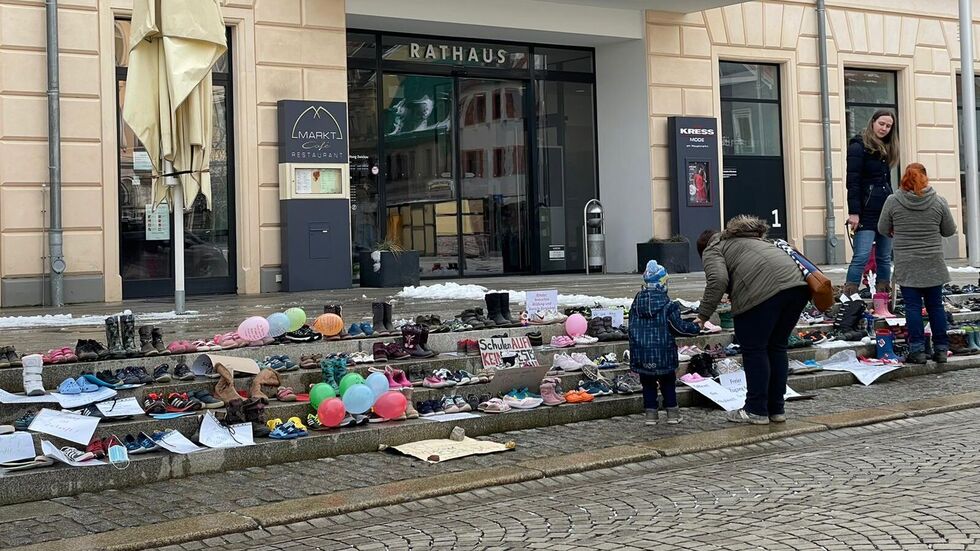 Viele Eltern sind dem Aufruf gefolgt, und haben Kinderschuhe vor dem Rathaus abgestellt. Viele Eltern sind dem Aufruf gefolgt, und haben Kinderschuhe vor dem Rathaus abgestellt.