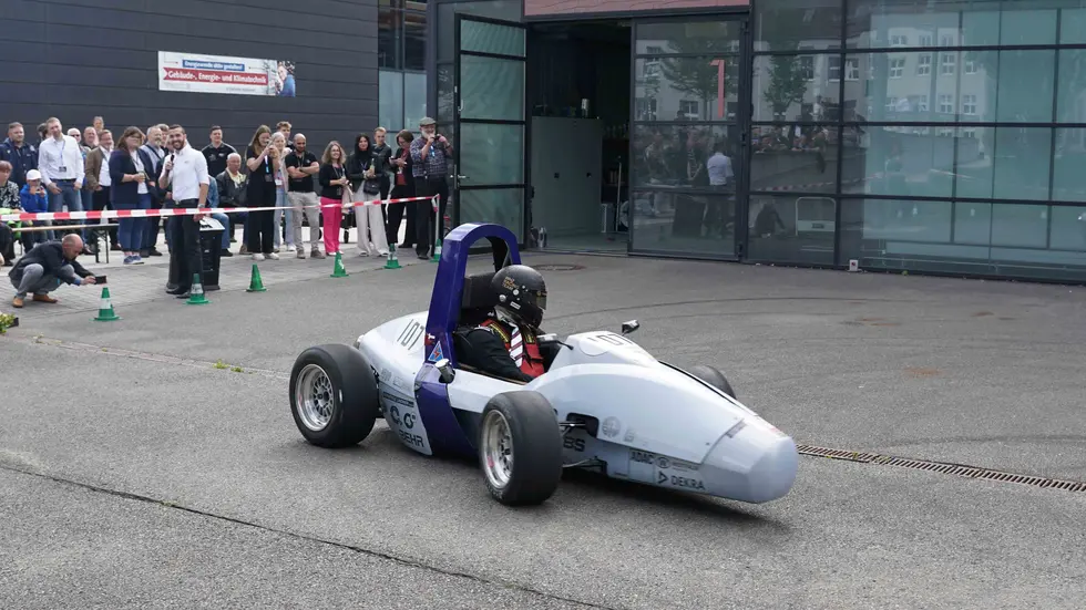 Der erste Rennwagen das Racing Teams kam beim Showfahren zum Einsatz. "Brummer" aus dem Jahr 2007 brachte noch 265 Kilogramm auf die Waage. Das heutige Fahrzeug ist fast 100 Kilo leichter. Der erste Rennwagen das Racing Teams kam beim Showfahren zum Einsatz. "Brummer" aus dem Jahr 2007 brachte noch 265 Kilogramm auf die Waage. Das heutige Fahrzeug ist fast 100 Kilo leichter.