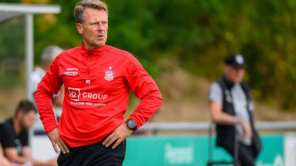 Zwickaus Trainer Rico Schmitt feiert einen Auswärtssieg mit seinem Team 