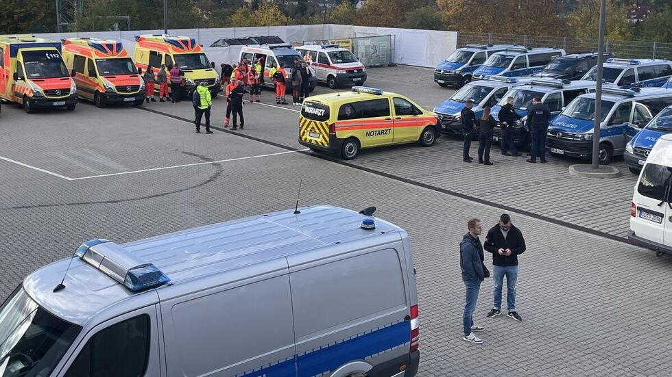 An der GGZ-Arena hatten Polizei und Rettungsdienst ihre Kräftesammelstelle eingerichtet