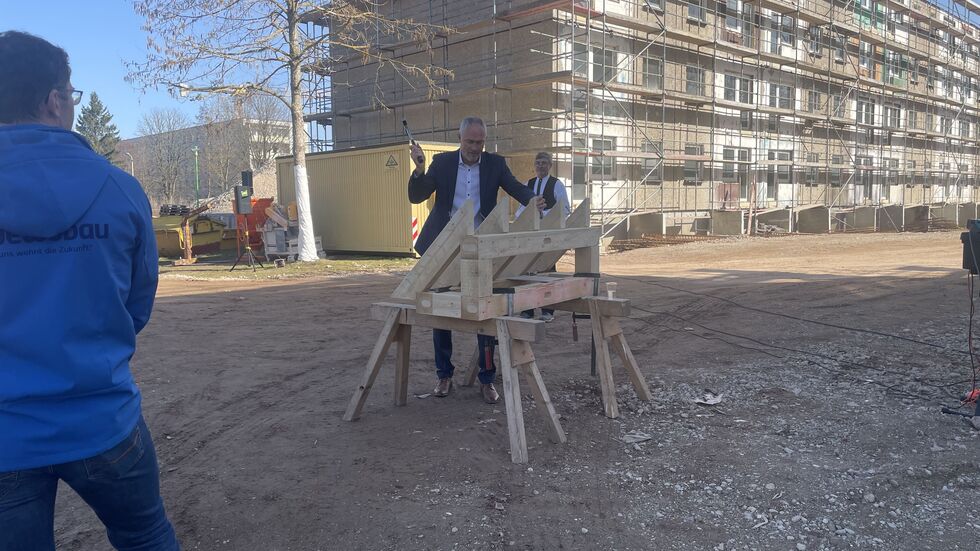 Vorstand Thomas Müller in Aktion, im Hintergrund das dritte Projekt