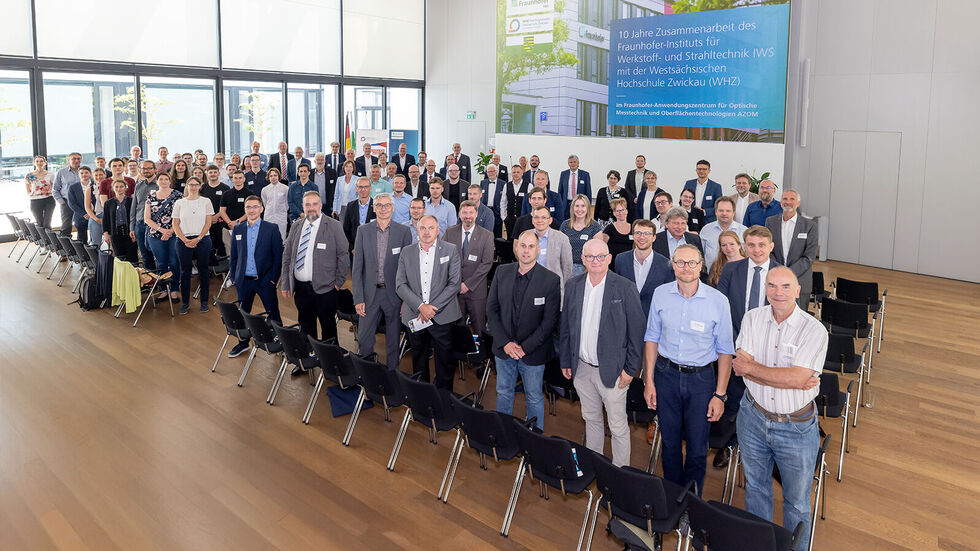 Gäste aus Industrie, Wissenschaft, Politik und Verwaltung feierten am 18. Juni das zehnjährige Bestehen des Fraunhofer AZOM in Zwickau. Gäste aus Industrie, Wissenschaft, Politik und Verwaltung feierten am 18. Juni das zehnjährige Bestehen des Fraunhofer AZOM in Zwickau.
