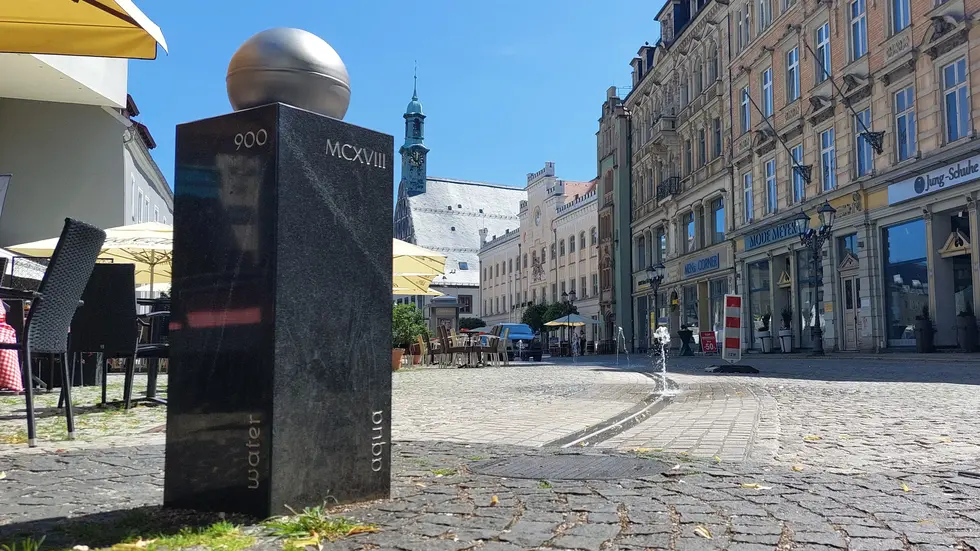 Dieser Brunnen am Hauptmarkt und die umliegenden dunklen Pflastersteine deuten an, wie Zwickau früher mit Trinkwasser versorgt wurde. Dieser Brunnen am Hauptmarkt und die umliegenden dunklen Pflastersteine deuten an, wie Zwickau früher mit Trinkwasser versorgt wurde.