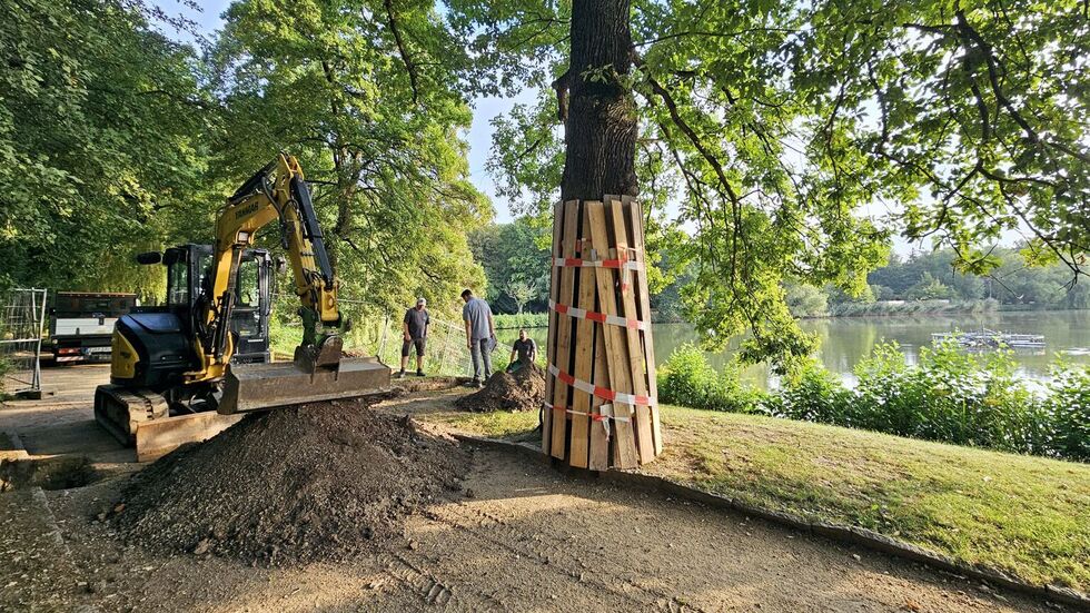 Auf dem Teichdamm wird ein sog. Übergabeschacht neu gebaut und eine  Stromleitung verlegt. 