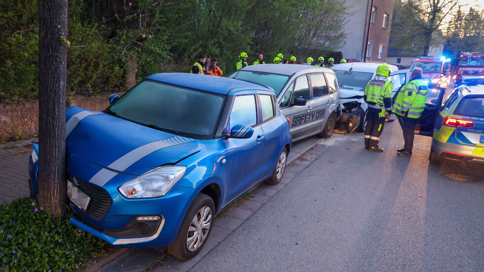 Der Verkehr wurde an der Unfallstelle vorbeigeleitet. Der Verkehr wurde an der Unfallstelle vorbeigeleitet.