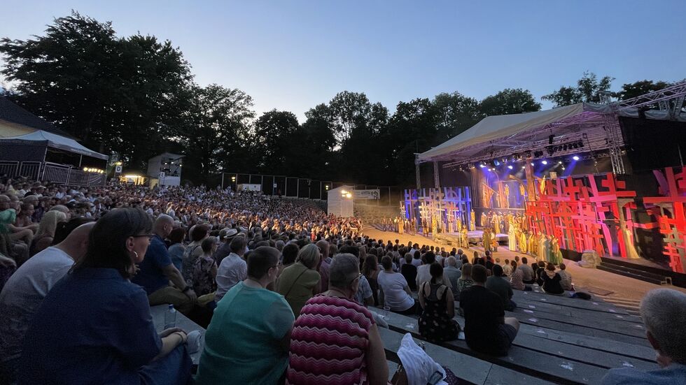 Vor zwei Jahren hatte das Theater „Artus – Excalibur“ aufgeführt und viele hundert Besucher begeisterrt. Vor zwei Jahren hatte das Theater „Artus – Excalibur“ aufgeführt und viele hundert Besucher begeisterrt.