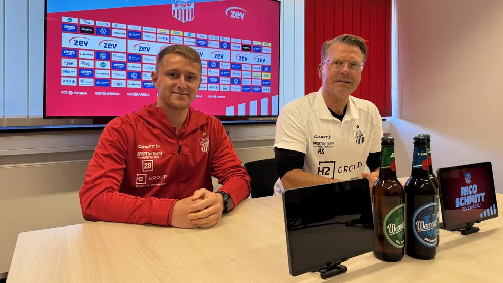 Spieler Saniel Haubner und Trainer Rico Schmitt am Donnerstagnachmittag vor Medienvertretern Spieler Saniel Haubner und Trainer Rico Schmitt am Donnerstagnachmittag vor Medienvertretern