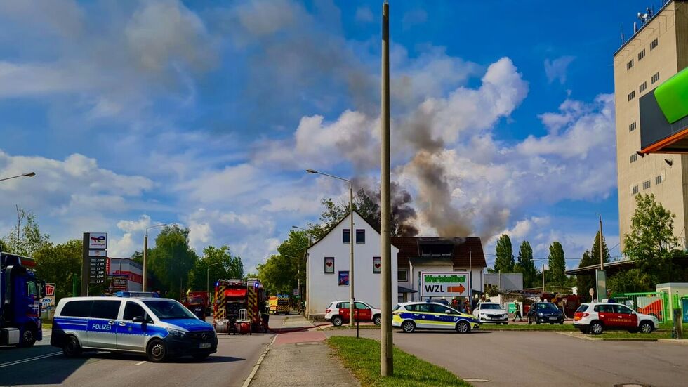 Rauchschwaden steigen über der Violetta auf. Rauchschwaden steigen über der Violetta auf.