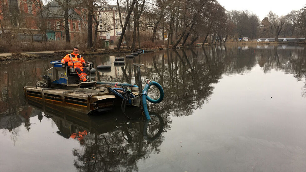 Damit es mit dem unangenehmen Geruch ein Ende hat - der Schwimmbagger holt tonnenweise Schlamm aus dem Langen Teich.  Damit es mit dem unangenehmen Geruch ein Ende hat - der Schwimmbagger holt tonnenweise Schlamm aus dem Langen Teich.