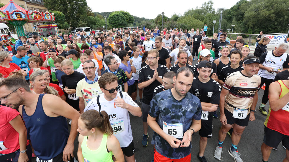 Dichtes Gedränge am Start des 1. "Wihadukt"-Laufs. Dichtes Gedränge am Start des 1. "Wihadukt"-Laufs.