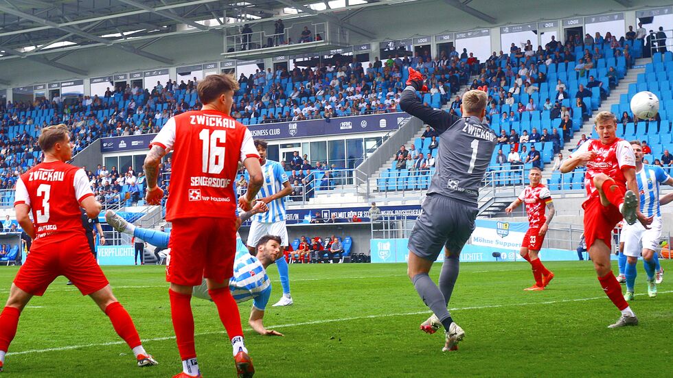 Dejan Bozic trifft per Fallrückzieher ins Zwickauer Tor. 