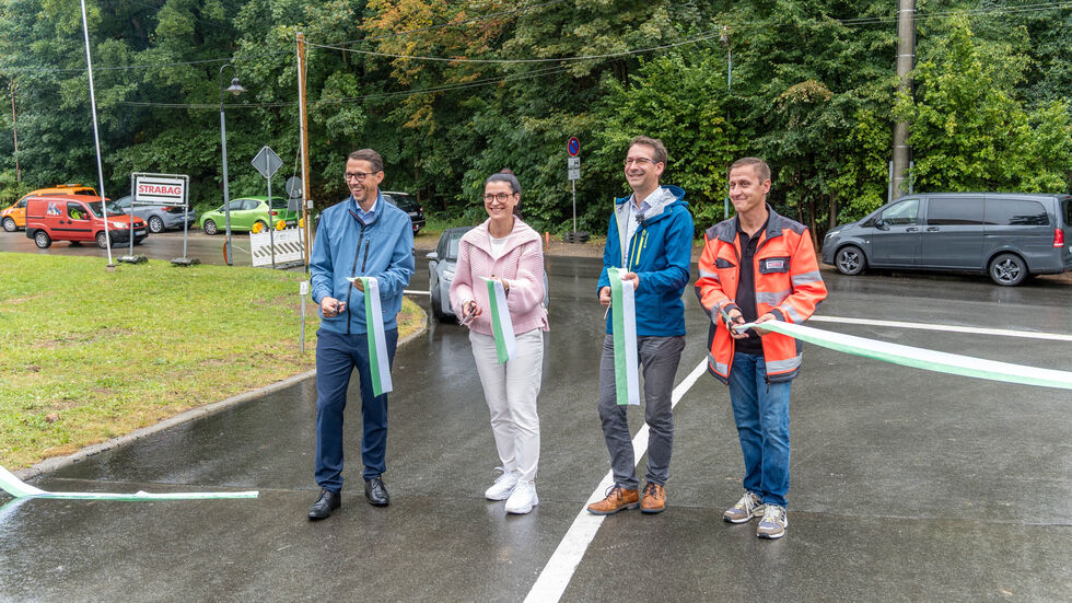 V. l.: Beigeordneter Mario Müller, Landtagsabgeordnete Ina Klemm, Bürgermeister Jens Hinkelmann und Frank Leppelmeier von der Strabag beim Zerschneiden des Bandes