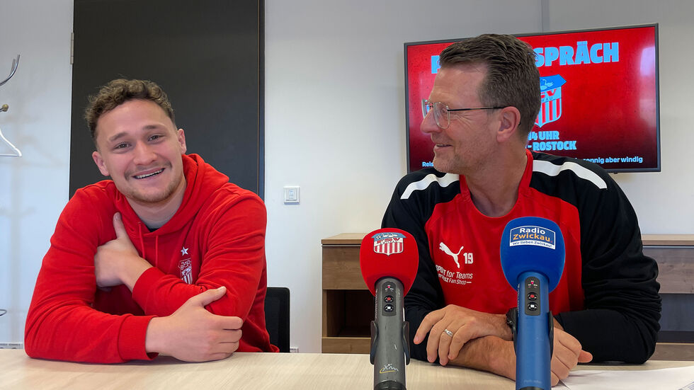 Lucas Will (li.) und Trainer Rico Schmitt beim Pressegespräch. Lucas Will (li.) und Trainer Rico Schmitt beim Pressegespräch.