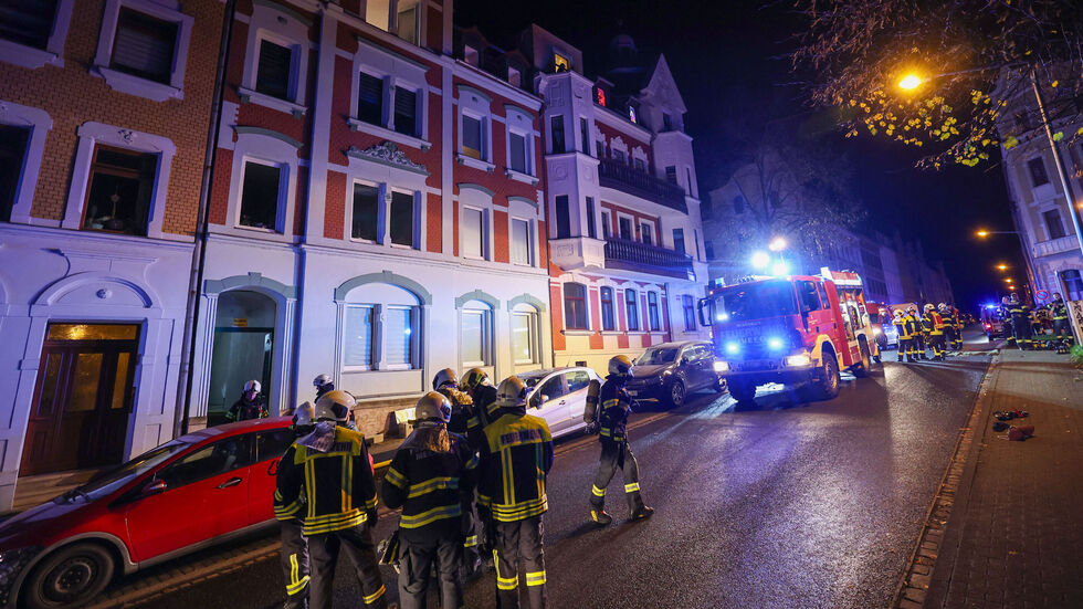 Die Feuerwehr musste das Mehrfamilienhaus evakuieren.