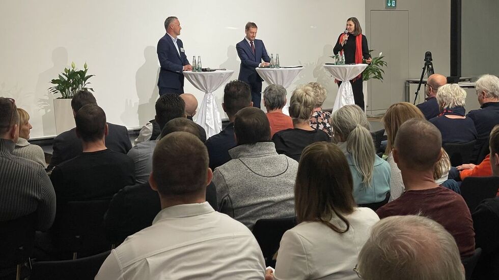 Vor rund 200 Menschen sprach Ministerpräsident Michael Kretschmer (v.m.) am Montagabend im Zwickauer Rathaus. Vor rund 200 Menschen sprach Ministerpräsident Michael Kretschmer (v.m.) am Montagabend im Zwickauer Rathaus.