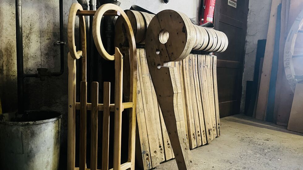 Über diese Holzmodelle (im Hintergrund) wird das Eschenholz gebogen, um die typischen Rundungen für den Hörnerschlitten zu bekommen