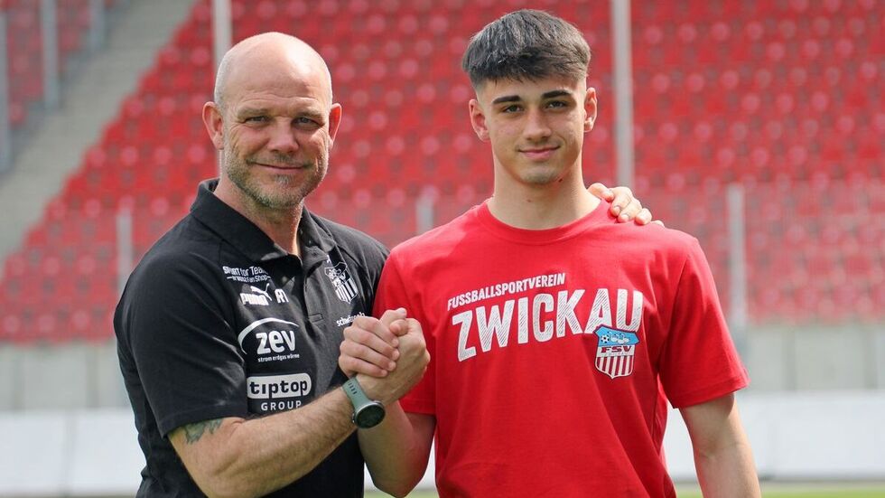 FSV-Coach Ronny Thielemann mit Yannick Linnemann