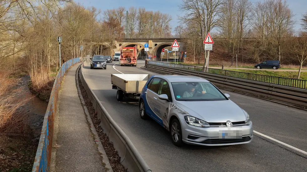 Die Brücke ist bereits nur für maximal 44 Tonnen zugelassen. Die Brücke ist bereits nur für maximal 44 Tonnen zugelassen.