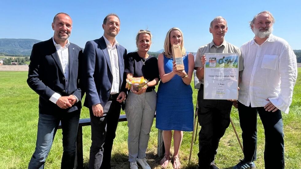 Zur Preisverleihung kamen nicht nur die Bürgermeister von Bad Schandau und Reinhardtsdorf (li.), sondern auch Ministerin Klepsch (Mitte)
