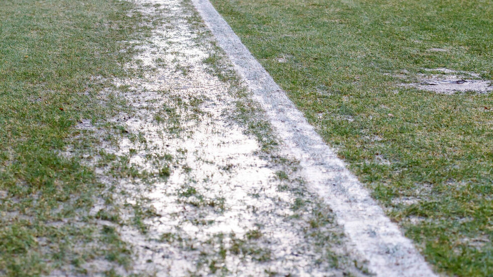 ...so sah der Rasen im Ludwigsparkstadion 75 Minuten vor dem eigentlichen Spielbeginn an. 