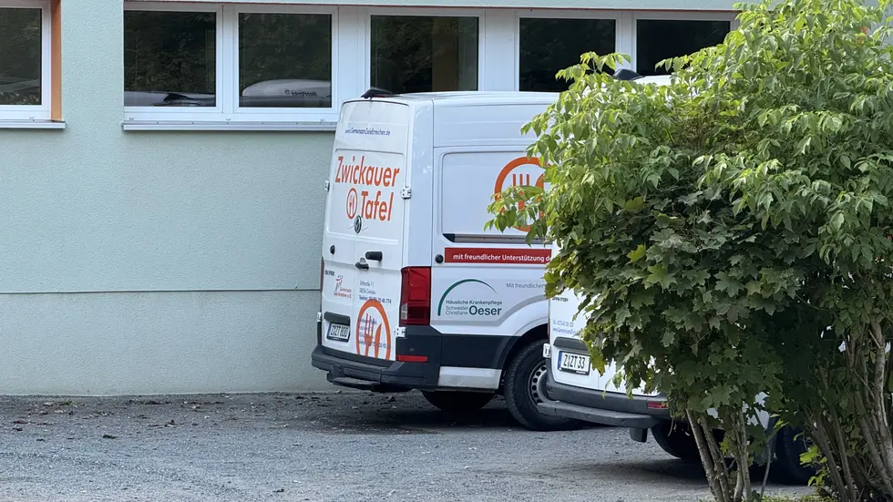 Feierabend am Dienstag - ansonsten ist die Ausgabestelle in Eckersbach zu den gewohnten Zeiten geöffnet bzw. das Team auf Achse. Feierabend am Dienstag - ansonsten ist die Ausgabestelle in Eckersbach zu den gewohnten Zeiten geöffnet bzw. das Team auf Achse.