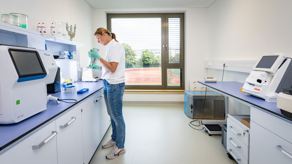 Im neuen klinisch-chemischen Labor sind Analysen von zahlreichen Belastungsmarkern und Blutparametern möglich. Im neuen klinisch-chemischen Labor sind Analysen von zahlreichen Belastungsmarkern und Blutparametern möglich.